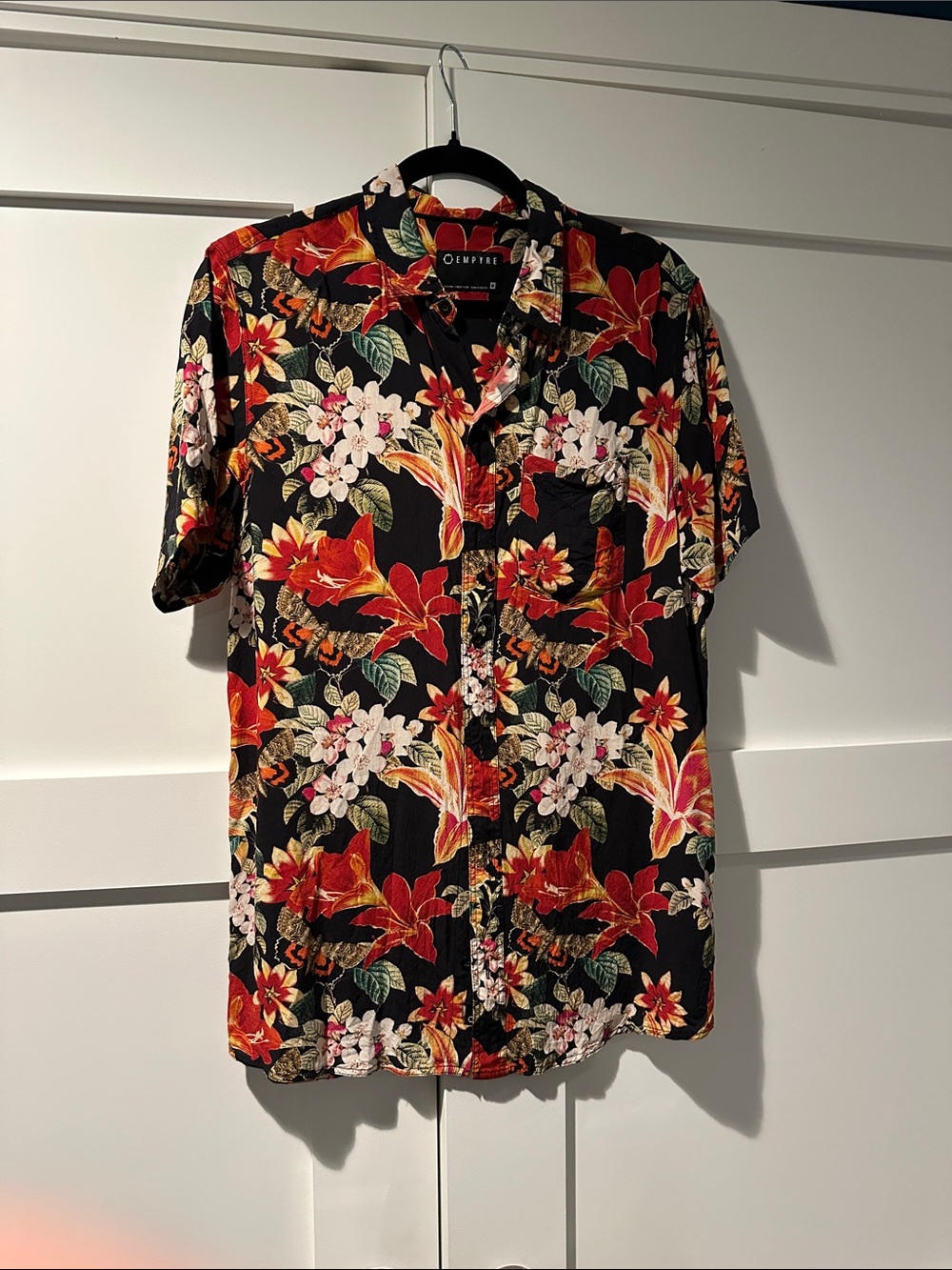 Empyre Black Short-Sleeve Floral Button-Up Shirt with Red & White Blooms